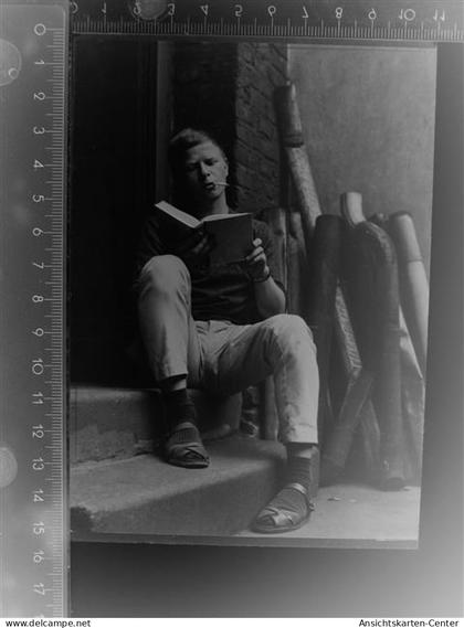 30103718 - Mann mit Buch