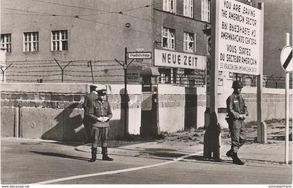 Foto AK Berlin Grenze Berliner Mauer Wall Friedrichstraße Checkpoint Charlie Neue Zeit West Sektor American Sector SBZ