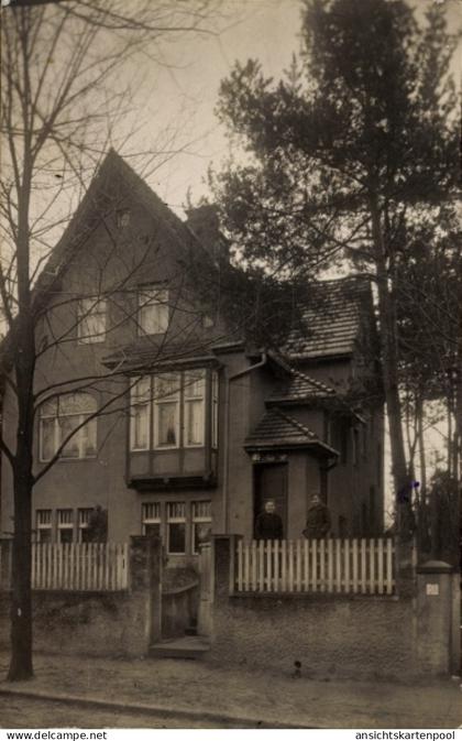 CPA Jacobsdorf Jakobsdorf Putlitz in der Prignitz, Haus mit komplexem Dach, Zaun, Bäume, zwei P...