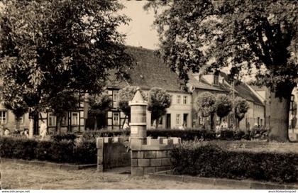 CPA Uebigau Uebigau Wahrenbrück Brandenburg, Stadtwappenbrunnen am Marktplatz
