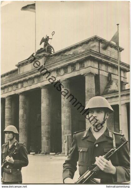 Berlin - Brandenburger Tor - Foto-Ansichtskarte Großformat - gel. 1964