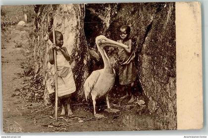 13255372 - Knaben mit Pelikan Kwiro Benediktinermissionaere von St. Ottilien Tansania