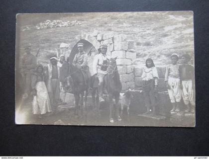 Foto AK um 1915 Deutsche Kolonien / Besetzte Gebiete ?!? Türkei ??  Soldaten auf Pferden vor Einheimischen
