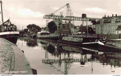 Glueckstadt Steinburg Schleswig-Holstein Hafen Schiffe Kran Frachter