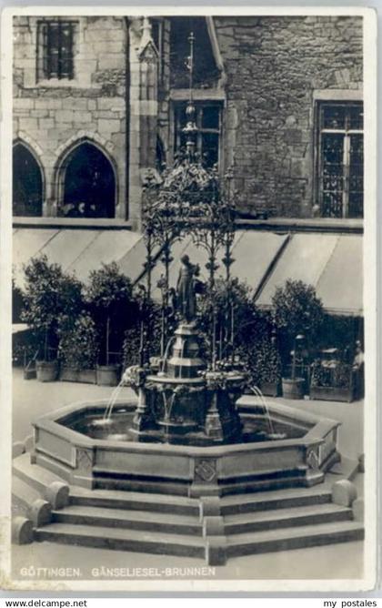 Goettingen Niedersachsen Goettingen Gaenseliesel Brunnen *