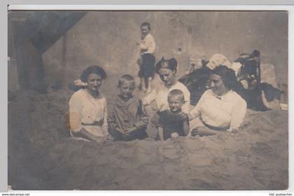 (60419) Foto AK Personen am Strand, Sandloch, Stempel Hamburg 1913
