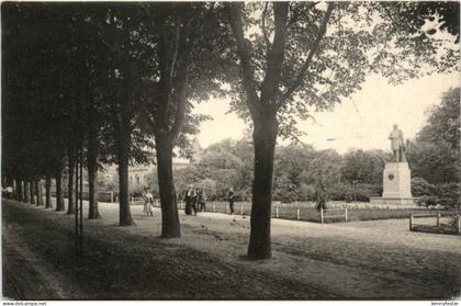 Hamm i.W., Ostenallee mit Falkdenkmal