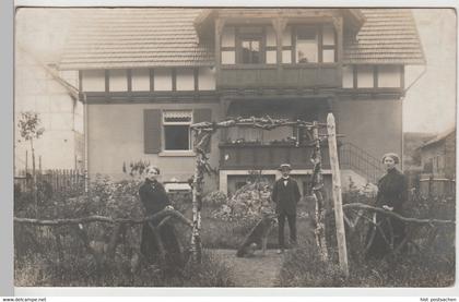 (78933) Foto AK Sielen bei Hofgeismar, Personen an einem Wohnhaus, vor 1945