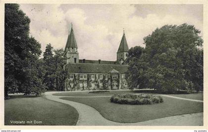 Koenigslutter Elm Vorplatz mit Dom