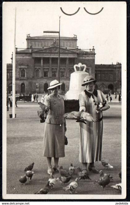 F8904 - Leipzig Theater Opernhaus Glocke Glockenweihe ?? Mode Junge Frau mit Hut