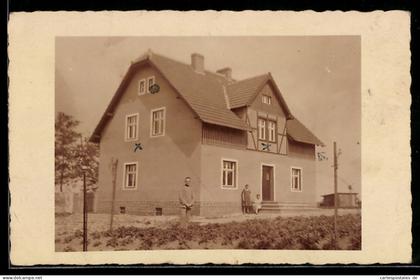 Foto-AK Lieberose, Einfamilienhaus mit Bewohnern