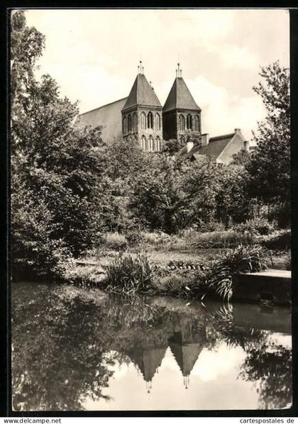 AK Luckau /Niederlausitz, Blick zum Dom mit Grünanlagen