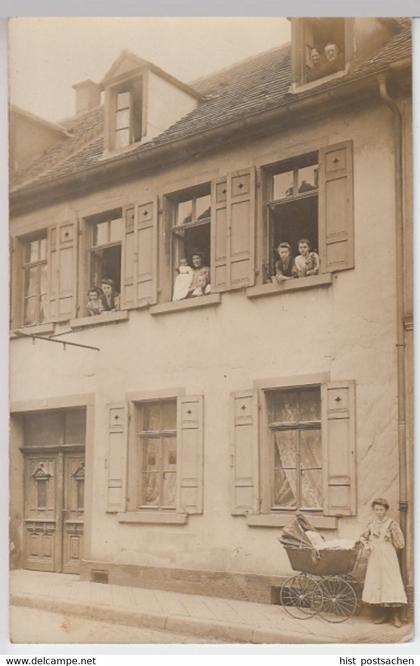 (16274) Foto AK Personen am Fenster, Kinderwagen, Fotograf Magdeburg 1910