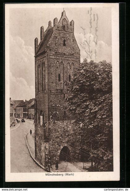 AK Müncheberg, Blick auf den Ort hinter dem Tor