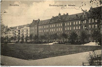 Neukölln - Herzbergplatz mit Schule