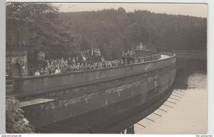 (83002) Foto AK Eschbachtalsperre, Personen auf der Staumauer, vor 1945