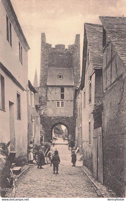 AK Alken, Gasse mit Tor