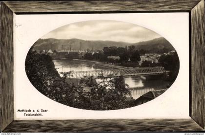 Gaufré Passepartout CPA Mettlach im Kreis Merzig Wadern Saarland, Totalansicht von Ort, Brücke