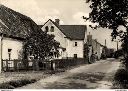 CPA Kubschütz in Sachsen, Landschaft mit Häusern, Straße, Zaun, Verkehrszeichen
