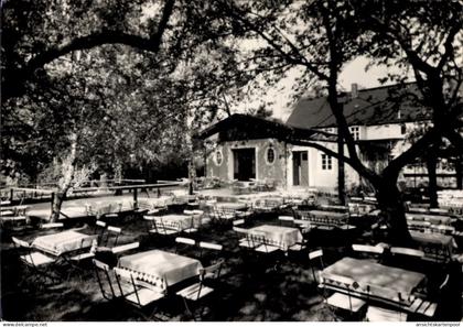 CPA Rabitz Kubschütz in Sachsen, Gaststätte Goldene Höhe, Tische im Freien, Bäume, Gebäude im Hint