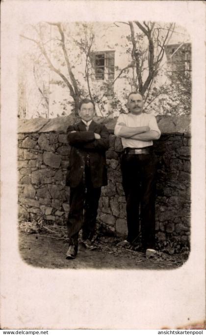 Photo CPA Canitz Christina Kubschütz in der Lausitz Sachsen, zwei Männer, Standportrait, Mauer