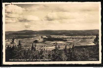 AK Kuhberg / Schönheide, Blick zum Erzgebirgskamm mit Auersberg