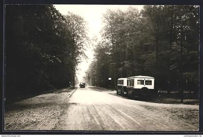 AK Schönwalde / Mark, Bus auf dem Weg in die Ortschaft