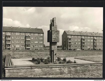 AK Grossräschen /Kr. Senftenberg, Rembrandtstrasse mit Denkmal
