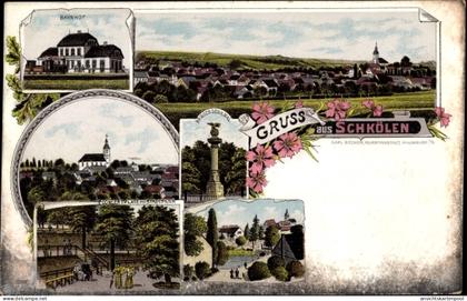 Lithographie Schkölen Thüringen, Bahnhof, Kirche, Konzertplatz im Stadtpark, Kriegerdenkmal, Totale vom Ort