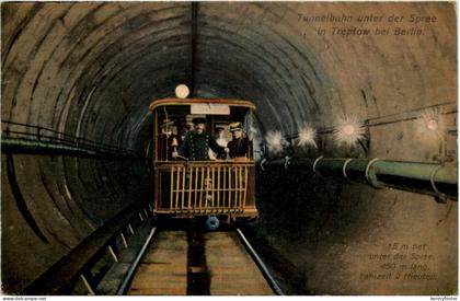 Tunnelbahn unter der Spree in Treptow bei Berlin