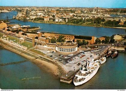 Wilhelmshaven Suedstrand mit Strandhalle und MS Wilhelmshaven