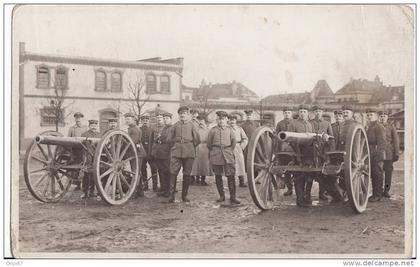 Carte Photo Militaire Allemande -WOLFENBÜTTEL-BRUNSWICK -Cour caserne +Canons Feldpost -