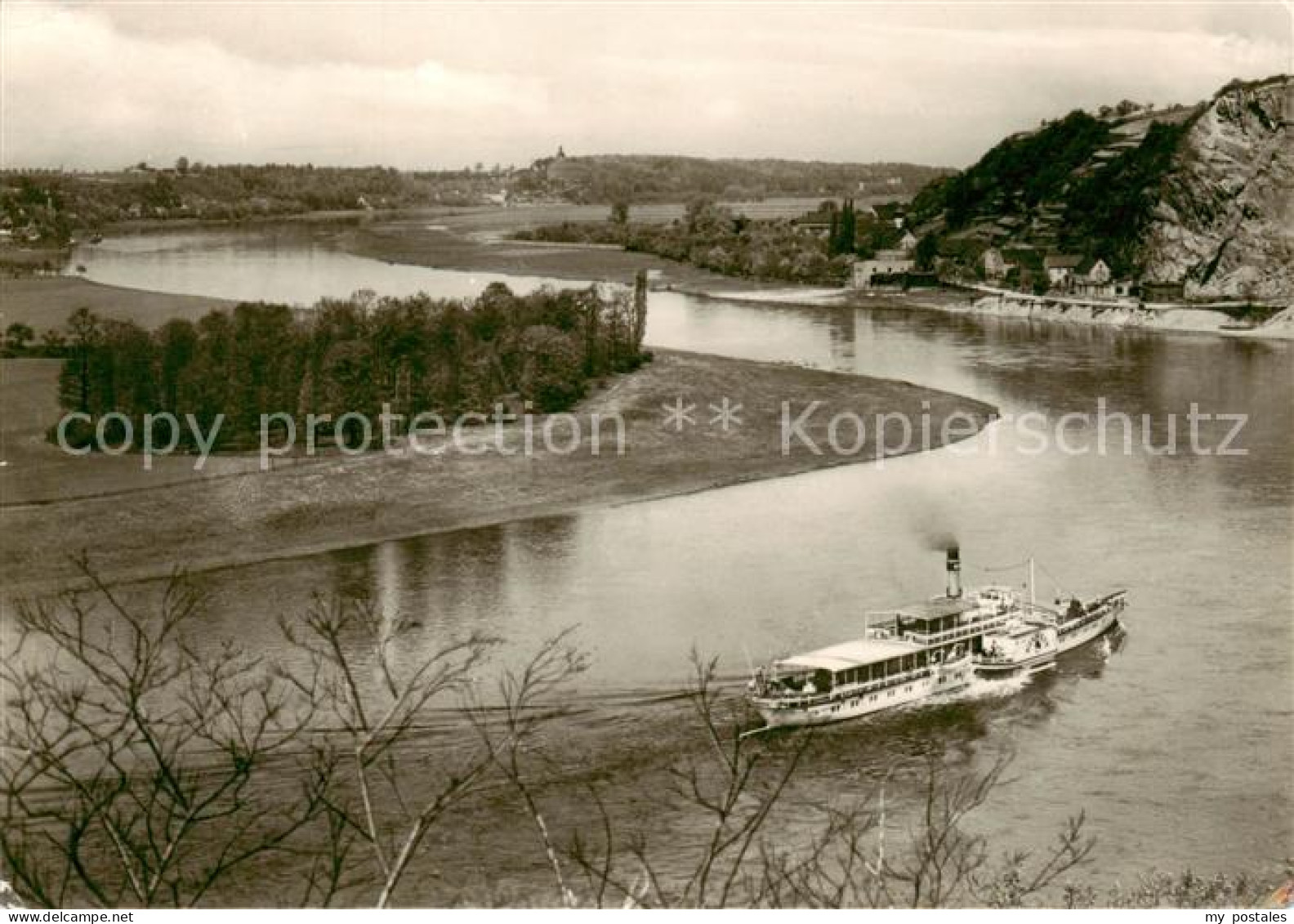 Diesbar-Seusslitz Grosser Elbebogen am Boesen Bruder Fahrgastschiff