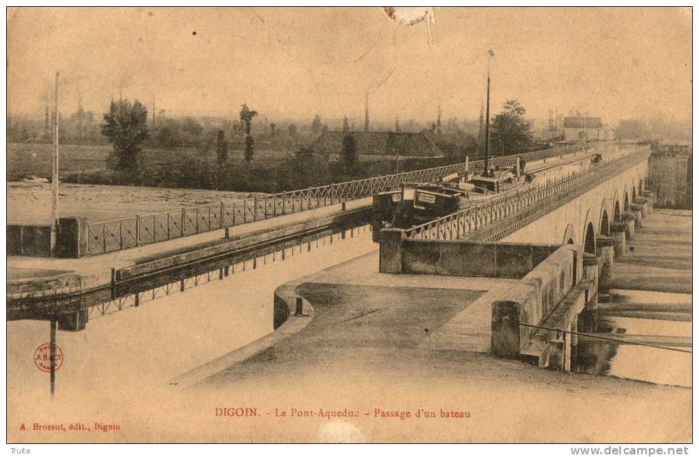 DIGOIN PASSAGE D UNE PENICHE SUR LE PONT-AQUEDUC