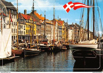 B108879 Denmark Kobenhavn Nyhavn Cafes and Restaurants Harbour Boats