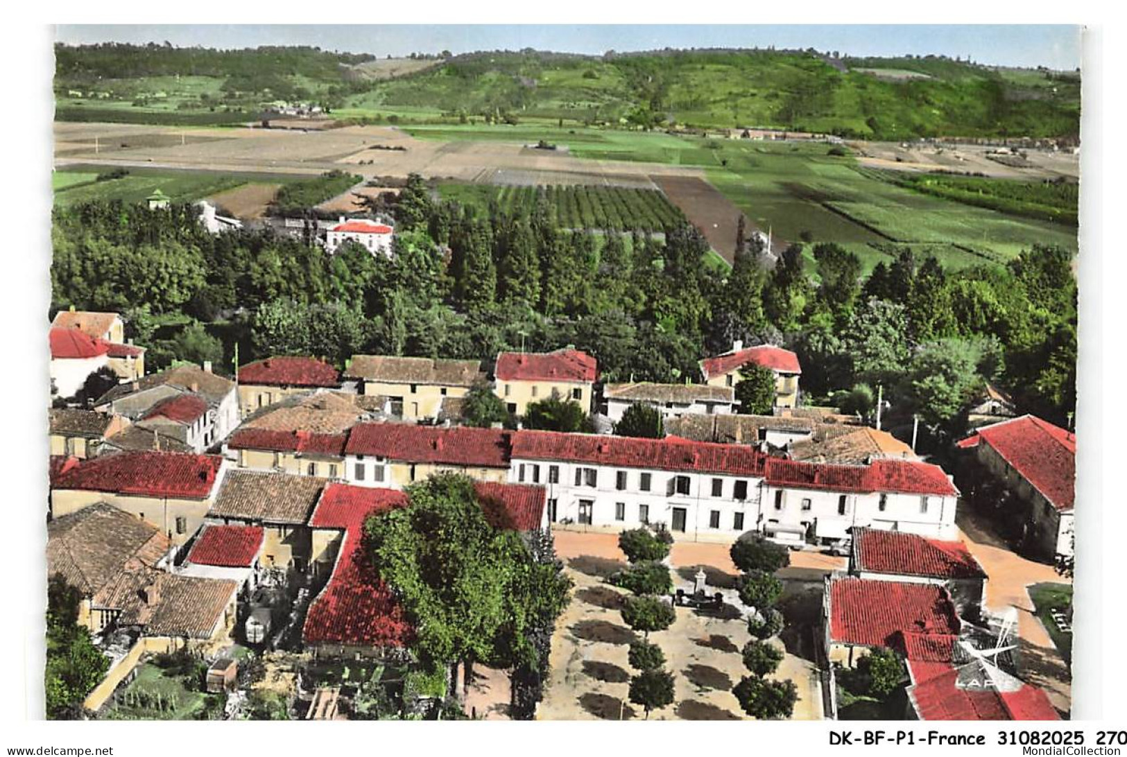 DK-BFP1-0136-82 - BRESSOLS - En avion au-dessus - Place de la mairie