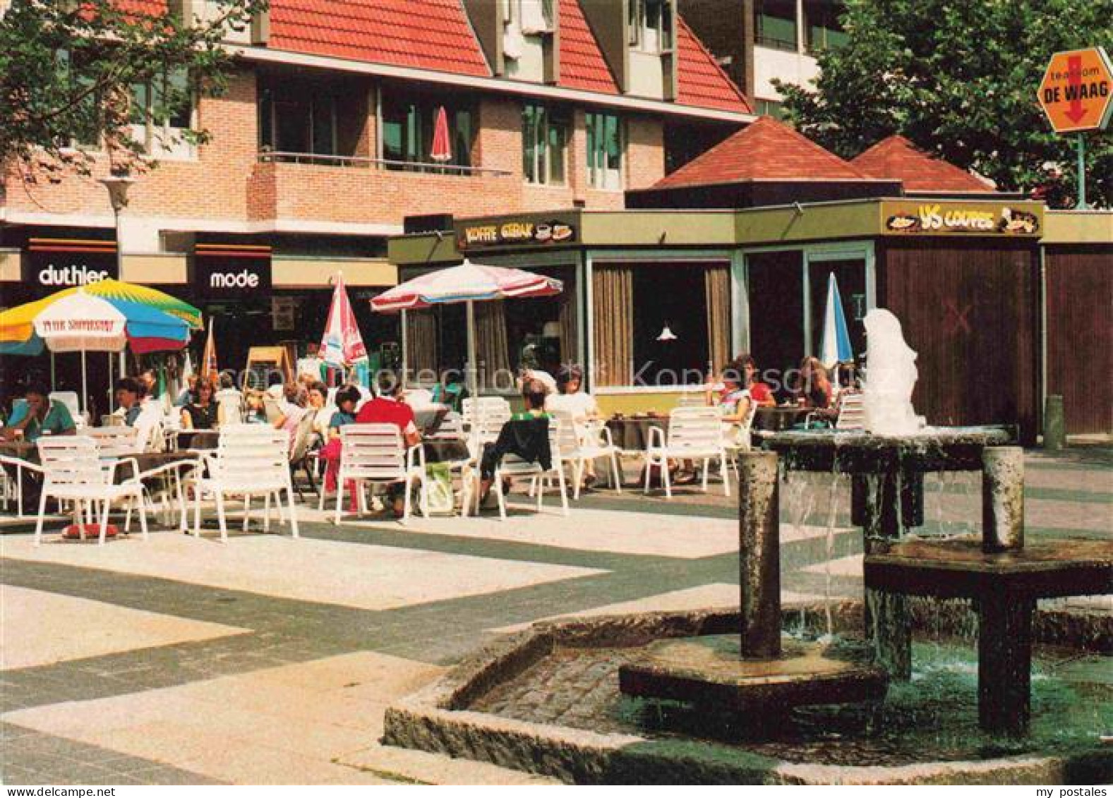 Drachten Friesland NL Strassencafé im Zentrum Brunnen