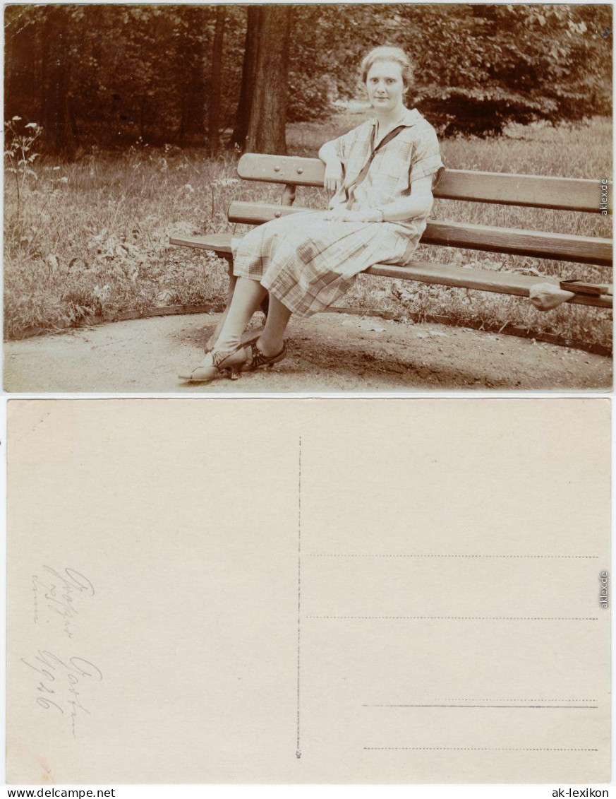 Dresden Drježdźany Sommer im Großen Garten: Frau auf Bank 1926