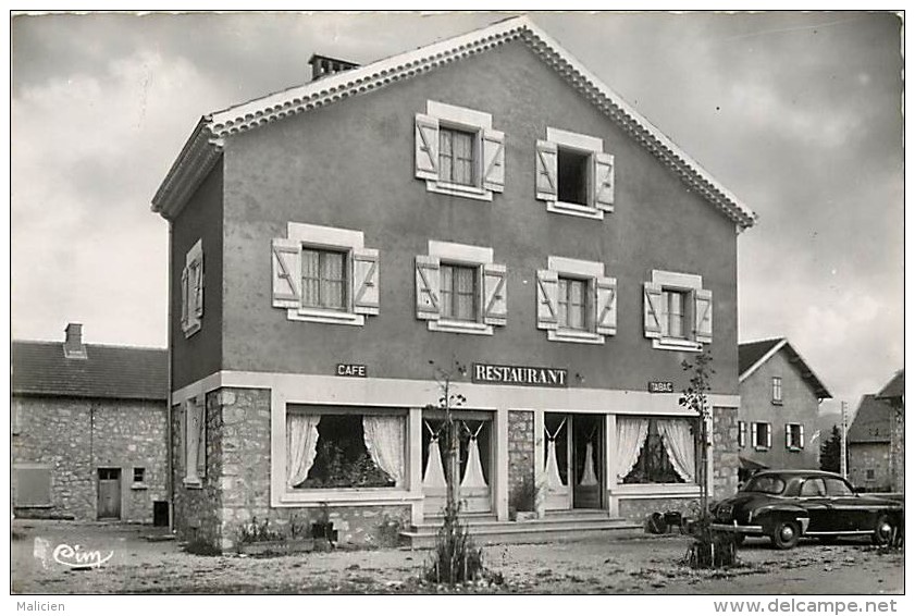 -  drome - ref - 461 - vassieux en vercors - place principale et l un de ses hotels - cafe - restaurant  tabac -