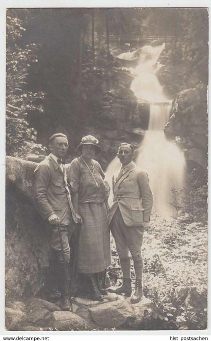 (32925) Foto AK Personen am Wasserfall, vermutl. Triberg, vor 1945