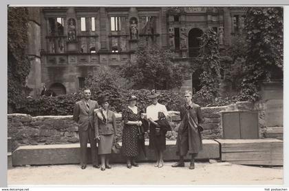 (56564) Foto AK Heidelberg, Personen vor Schloss, offizielle Photographie