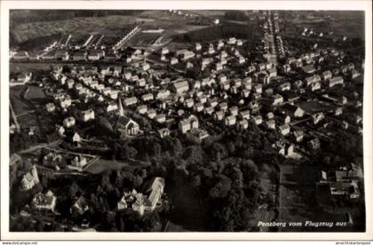 CPA Penzberg in Oberbayern, Luftaufnahme von Wohngebiete, Kirche, Landschaft