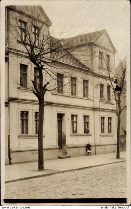 Photo CPA Berlin Reinickendorf Waidmannslust ?, Kind vor einem Wohnhaus
