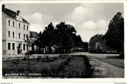 CPA Annahütte Schipkau in der Niederlausitz, Annahütte N.L., Dorfplatz, Bäume, Blumenbeete, Häuser