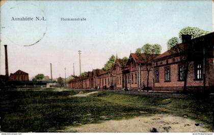 CPA Annahütte Schipkau in der Niederlausitz, Annahütte N.-L., Hermannstraße, Fabrikgebäude, Mensch
