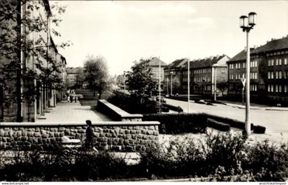 CPA Lauchhammer in der Niederlausitz, Grünewalder Straße, Frau mit Kinderwagen