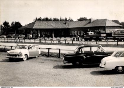 CPA Michendorf in der Mark, Autobahn-Raststätte, Autos, Personen im Hintergrund