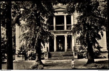 CPA Milow im Havelland, Gebäude mit Säulen, Bäume, Kind auf der Straße