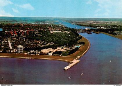 Brunsbuettel Einfahrt zum Nord Ostsee Kanal mit Blick zur Schleuse