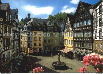 Cochem Mosel Marktplatz Brunnen mit Reichsburg Cochem